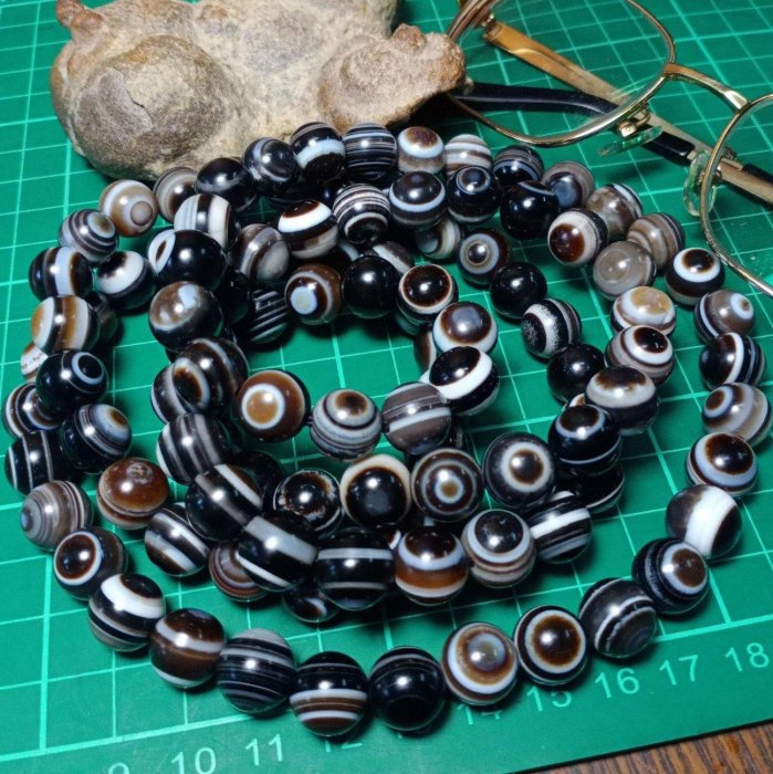 世界唯一超級精品》天然西藏九眼頁岩石天珠礦【108子天眼珠佛珠/念珠