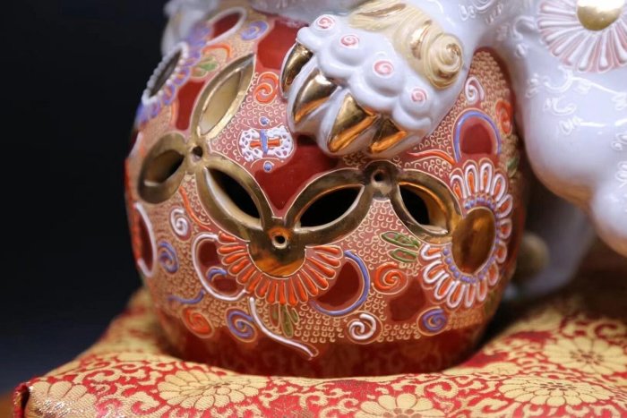 昭和時期九谷燒金彩藍白獅子擺件回流古董瓷，大型唐獅藝術品白色玉雕