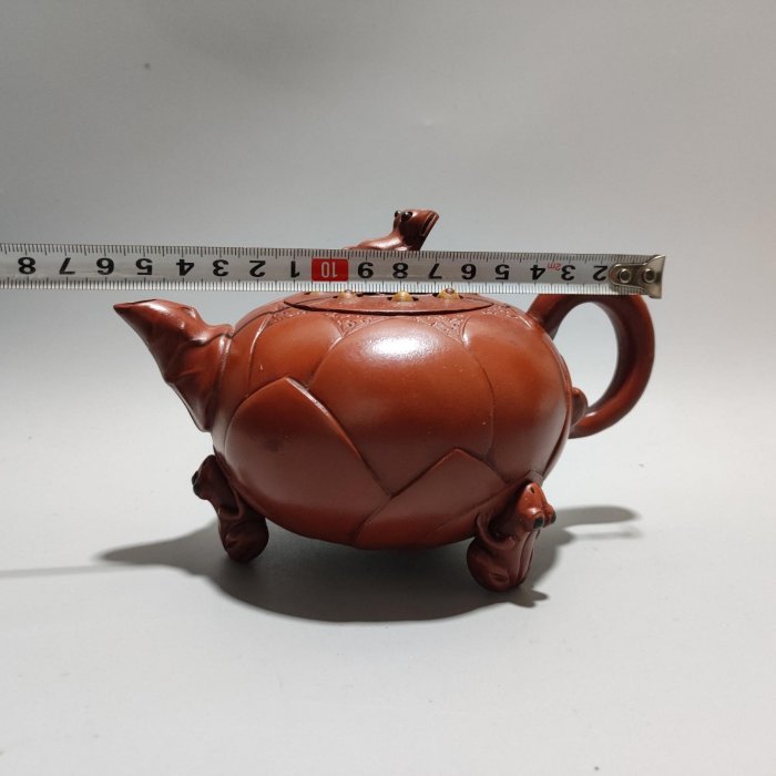 底款:蔣蓉品名:青蛙蓮子壺泥料:清水容量:400cc左右尺寸:如圖