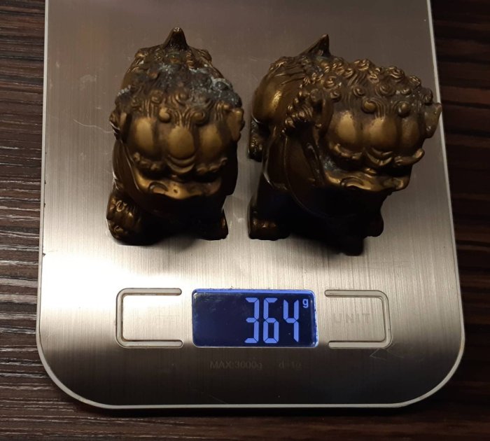獅置物，古銅製，鎮宅，辟邪，在銘あり重2300克。 獅置物，古銅製，鎮宅，辟邪，在銘あり重2300克。