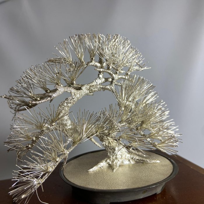 古玩輕鬆拍】日本名家金銀工藝家光則作純銀製「松」盆栽玻璃櫃置物