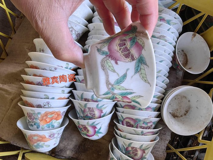 嚴選景德鎮古法粉彩瓷杯，杯底珍藏手寫玩玉字樣，訴說富貴與多子多福的