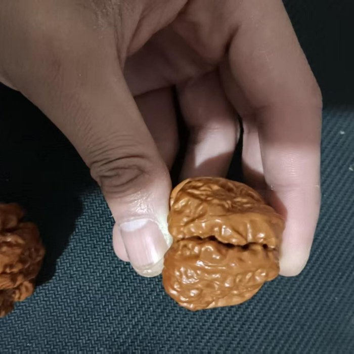 嚴選文玩核桃·蛤蟆頭青皮連體平皮41號4開背，品質上乘適合收藏家佩戴