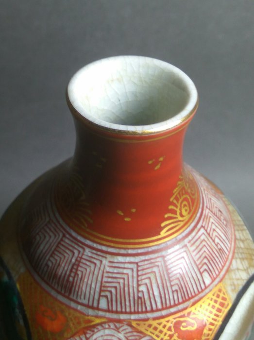 昭和.九谷庄三落款.金彩開光手繪喜雀國鳥賢人圖酒器.高16.3x8cm.完整