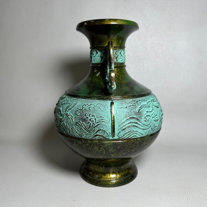 古玩輕鬆拍】老日本高岡銅器金工師龍仙作螭耳浪鶴雕青銅花瓶/鑄銅花器