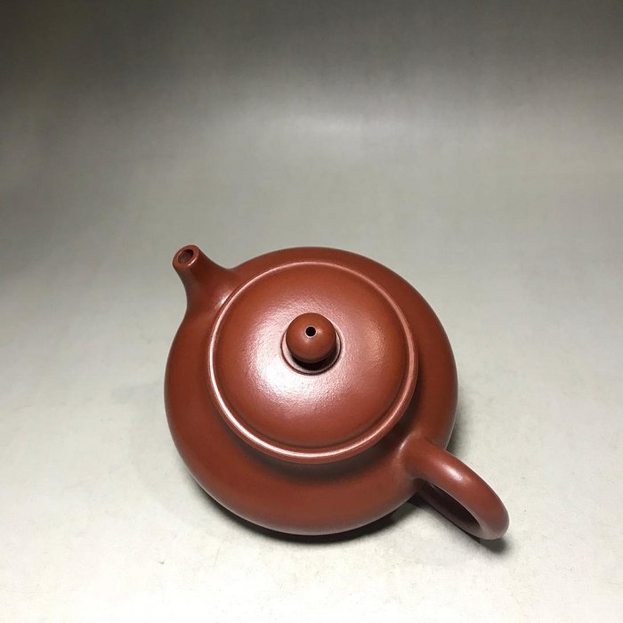 中国古美術・原鉱清水泥大紅袍紫砂壺・底款：顧景舟 范曽・紫砂壺・急須・茶壺・茶道 珍藏紫砂壺品茗：容天底款：顧景舟材質大紅袍容量：260cc 出水孔：球孔