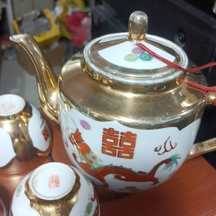 景德鎮八十年代中期藝術瓷廠品的龍鳳雙喜茶具，壺身描金工藝精美，壺身