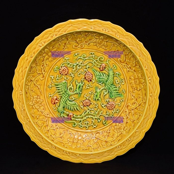 大明弘治年制黃釉加彩雕刻雙鳳紋賞盤，高5.3×33.5釐米40041 青花五彩