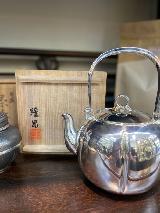 極上 純銀 古作 來鳳 造 唐木繋提手 梁環摘蓋 砲口 丸式型 銀瓶 湯沸 極上 純銀 古作 來鳳 造 唐木繋提手 梁環摘蓋 砲口 丸式型 銀瓶
