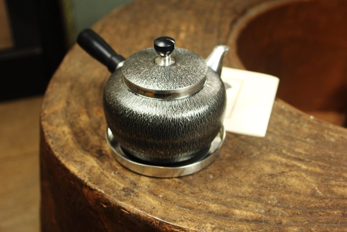 桑園の】美品!! 日本老字號本錫錫半厚胎409g 茶器組側把壺壺托未使用品