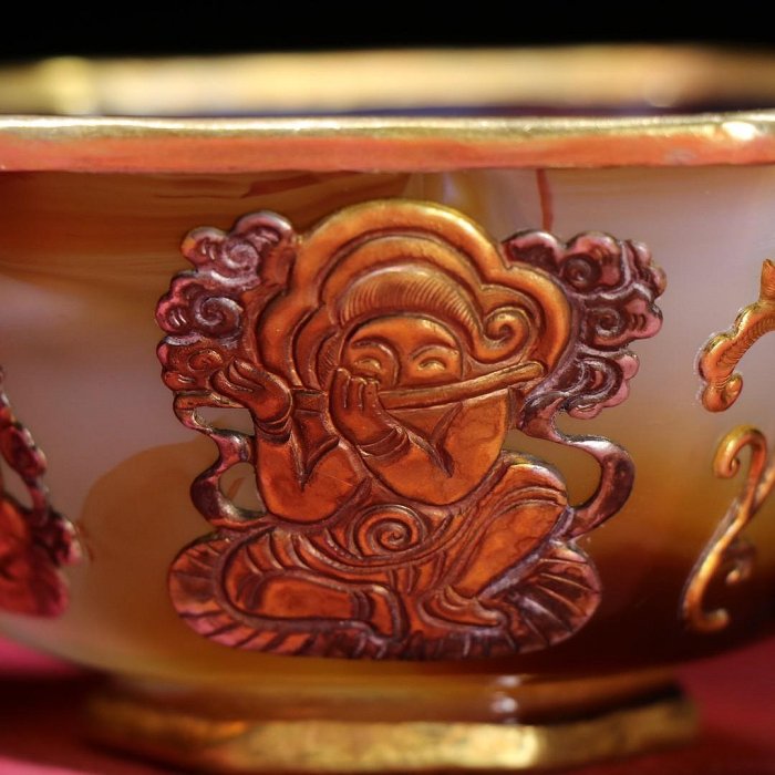 中国古美術 天然瑪瑙嵌 銅製菓子碗 供物器 描金 茶道具 古置物 古賞物 古擺件 臻品旧藏，天然玛瑙胡人图案银鎏金碗包浆厚重，沁色入骨，工艺精湛