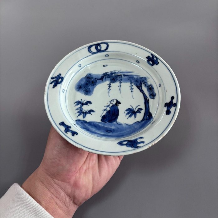 明代天啟時期精細青花故事盤，仕人吹簫圖韻味十足，釉面溫潤沉穩，口徑