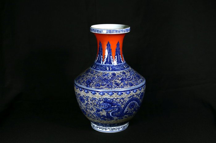 博古珍藏》款大清乾隆年製【青花描金龍鳳紋花瓶】高33公分．老件