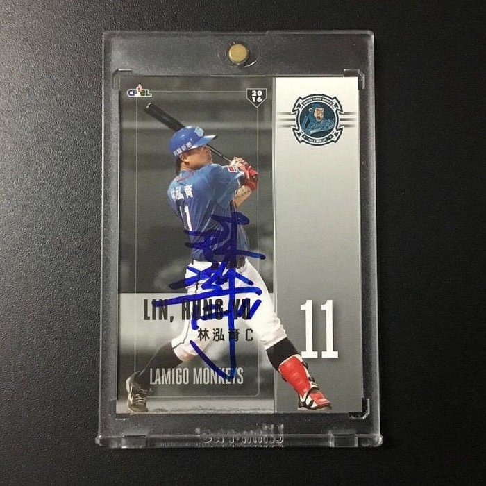 CPBL樂天桃猿 捕手 小胖 (林泓育) 卡面親筆簽名卡。棒球 簽名球卡 球員卡.0