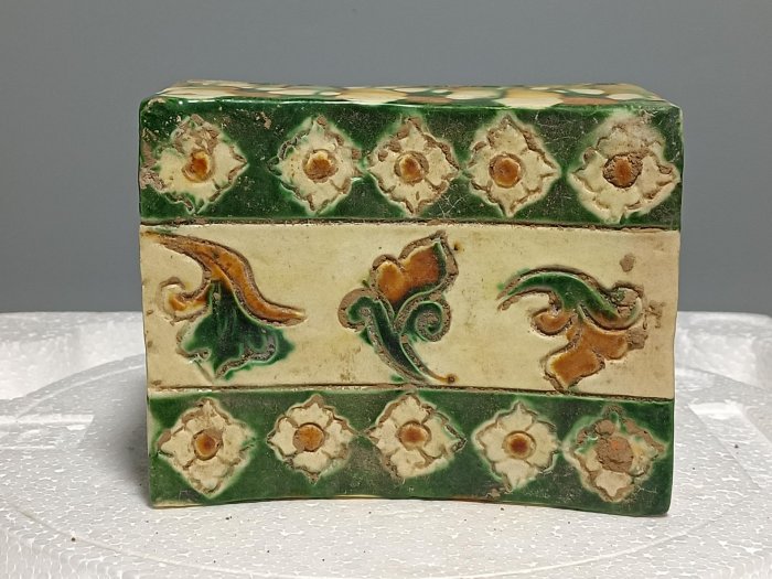 唐三彩脈枕　陶器 唐三彩脈枕，釉色豐富，帶有花卉圖案，尺寸：長12.8cm，寬10cm，高7cm