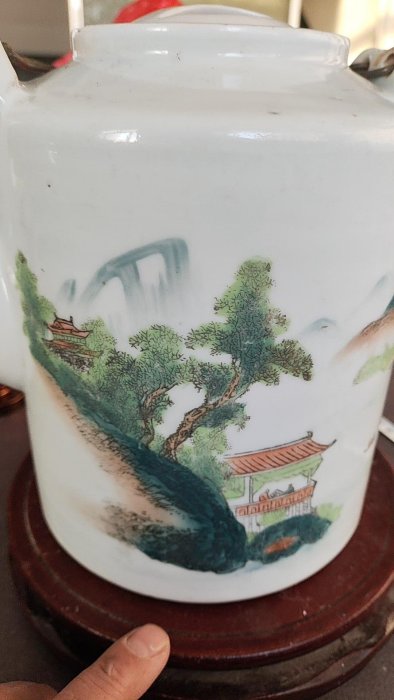 五十年代景德鎮名瓷山水老茶壺一套，尺寸19公分，畫工精美帶蓋與提把