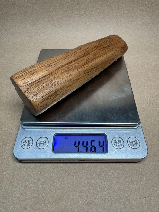 柬埔寨菩薩棋44.6克沉香樹心油尺寸：12.4cm*3.7cm*3.2cm。 高品質大塊