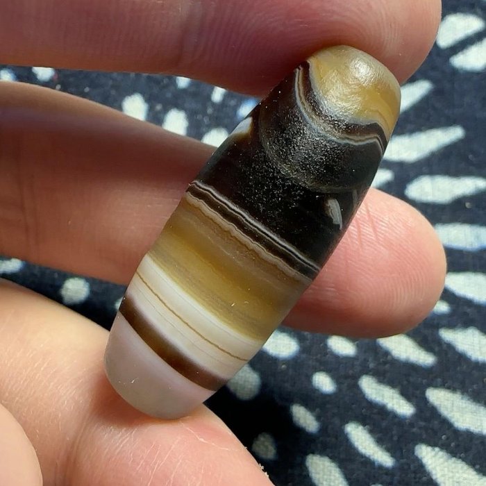 嚴選天然纏絲瑪瑙天珠，精緻凹凸表面，油潤質感，尺寸37.5×14.5mm