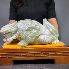 【壓箱寶】中國四大名玉 天然冰種岫玉【開運龍龜】招財 帶福 玉質细膩 晶瑩溫潤 精心雕琢 裝飾擺件 天然玉石擺件 附底座 R22