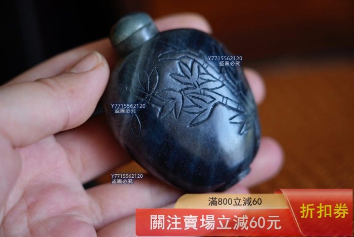 青花籽料聚墨鼻煙壺油性極好的青花籽料聚墨鼻煙壺純手雕圓鼓鼓的器型一