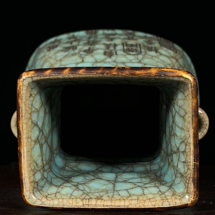 宋官窯冰裂紋包口銘文貫耳瓶，高22.5直徑14cm，200718 官窯汝瓷鈞窯