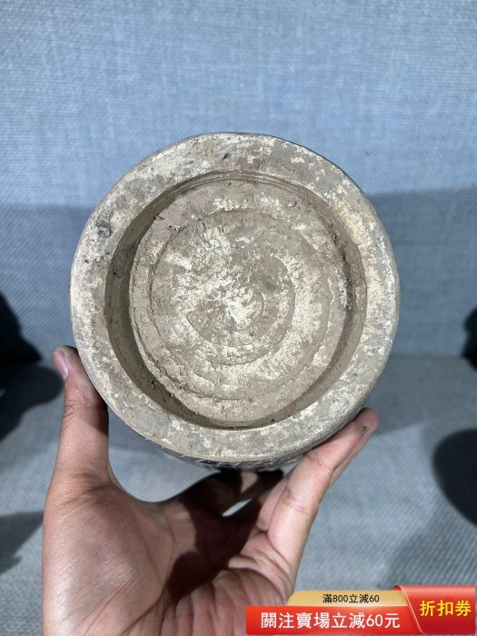 宋代磁州窯龍紋大梅瓶品相如圖，器型規整，釉面瑩潤古樸，黑白分明，刮