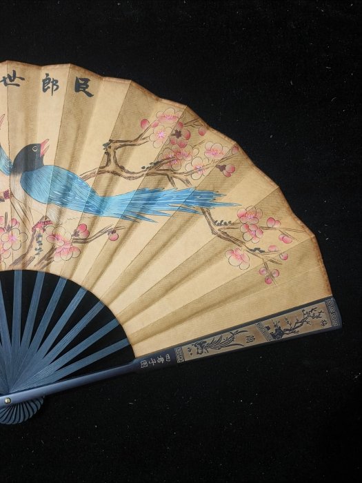代號Z35《郎世寧花鳥》手繪鏤空折扇材質：宣紙扇面尺寸：寬60cm*高33cm