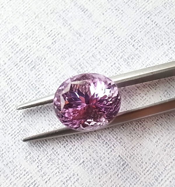 天然寶石的一種 ☆采鑫天然寶石☆**心的綻放** 珠寶級紫鋰輝(孔賽石Kunzite)~濃彩放光