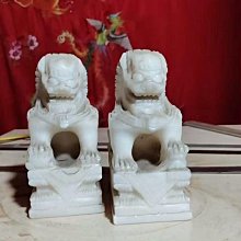 天然漢白玉雕石獅子一對，玉質非常圓潤漂亮，老雕工全手工雕刻，舊藏