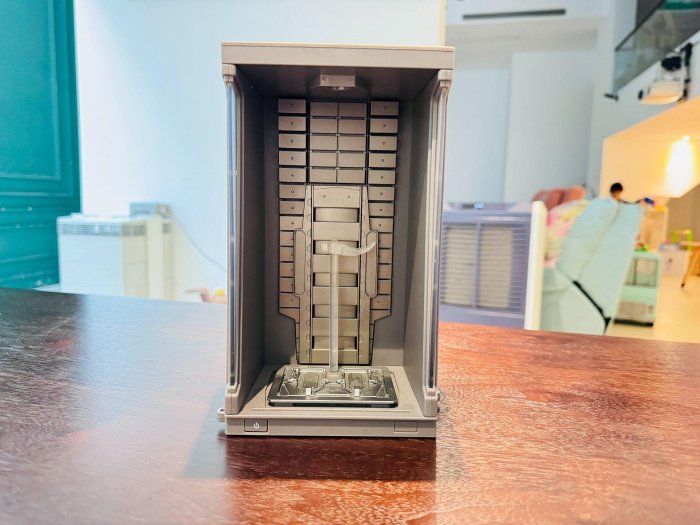 嚴選中動鋼鐵俠全息格納庫展示盒，充電功能燈光正常，全新無盒實拍圖可視。潮流盲盒手辦、MARVEL車載收納、適合收藏。 潮流盲盒手辦 MARVEL 車載收