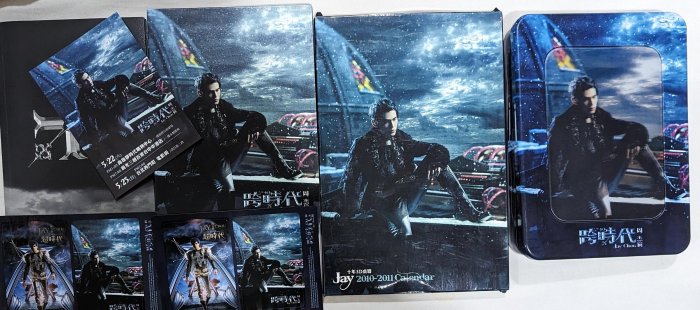 周杰倫- 跨時代首批預購鐵盒版CD + 十年3D桌曆（預購版） | Yahoo拍賣