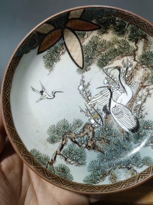 嚴選日本明治時期九谷瓷器松鶴盤，金漆點綴工藝精緻，直徑12厘米高3