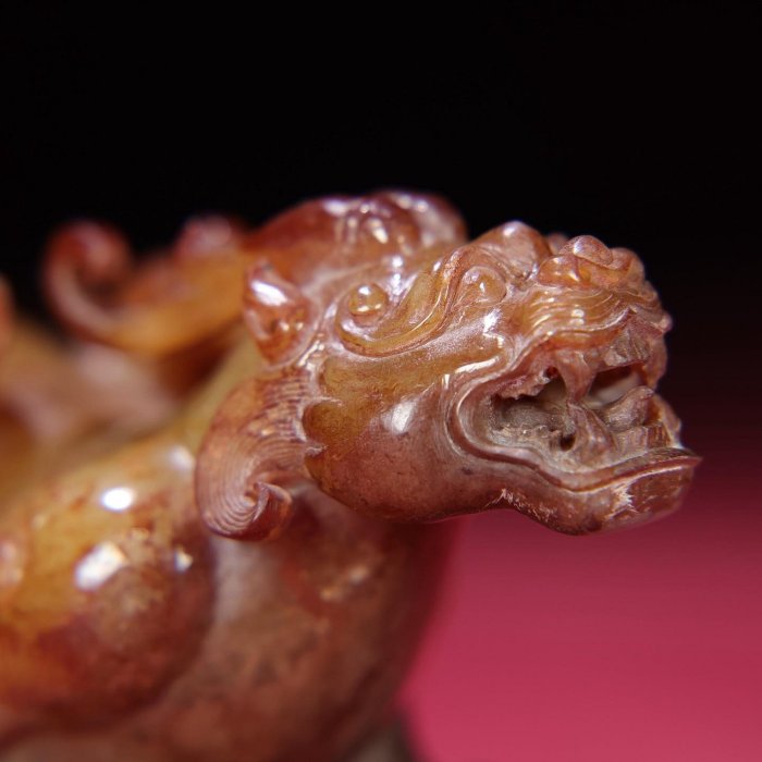 臻品舊藏，和田玉滿沁瑞獸小擺包漿厚重，沁色入骨，工藝精湛，犀利民藏