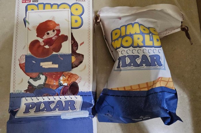 小熊貓美美 DIMOO WORLD × PIXAR聯名系列 -搪膠毛絨掛件盲盒 正版公仔聯名 POP MART 泡泡瑪特
