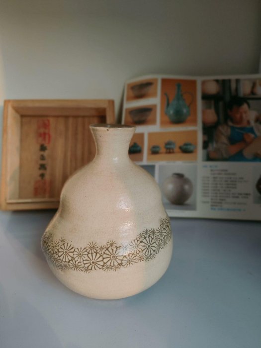 嚴選高麗青瓷名家鄭正默海晴作粉青菊紋花瓶，手制珍品，高13.5cm、肚徑