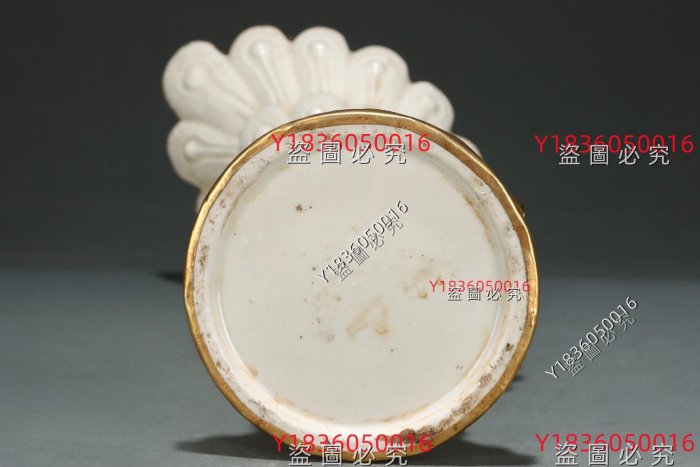 N186 --- 宋代定窯鎏金鏨刻花卉孔雀瓶。尺寸高：30厘米。腹徑：16.3