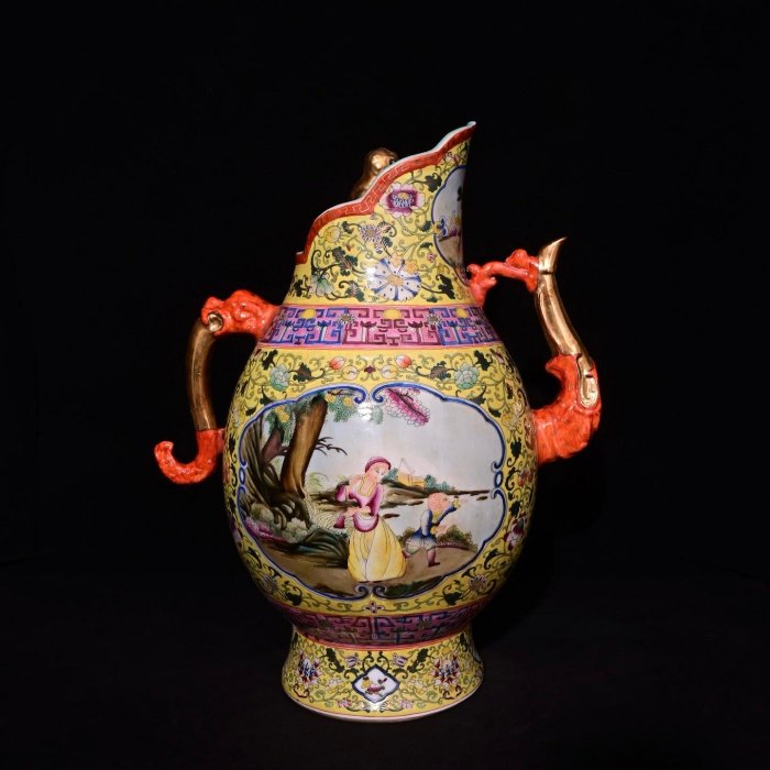 清雍正年制琺琅彩描金西洋人物紋僧帽壺，高44.5×35釐米16001671 青花粉