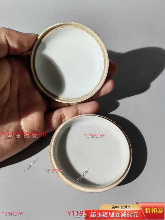 民國粉彩金蟾紋印泥盒口徑6.5CM，底徑4CM，高2.2CM。 【品相】全品