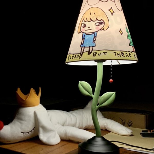 奈良美智 Nara テーブルランプ how2work Y.N lamp 奈良美智 テーブルランプ [Y.N. LAMP]｜ラムフロム - アート