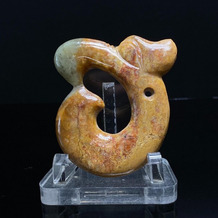 紅山玉龍C型龍紅山文化C 型玉龍，河磨玉材質，造型獨特，兩端龍首生動