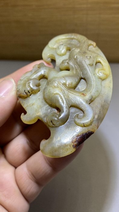 古玩老物件收藏-古玉漢代高浮雕玉斧府上有龍整個玉斧都采用高浮雕鏤空