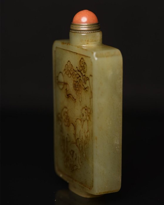 和田玉鼻煙壺規格: 8.6×4.4×1.3厘米重102克玉質溫潤細膩沁【盛世古玩