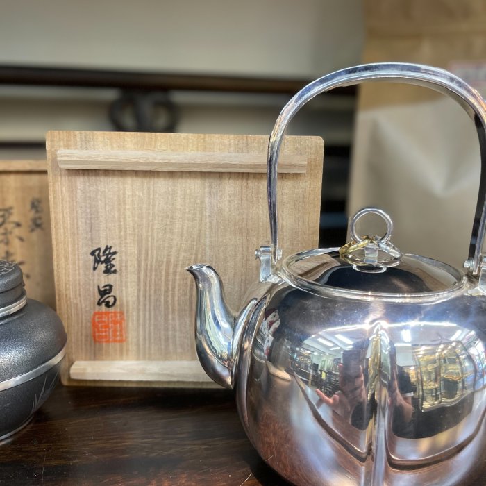極上 純銀 古作 來鳳 造 唐木繋提手 梁環摘蓋 砲口 丸式型 銀瓶 湯沸 ogk-02299 純銀製 湯沸 4.8寸 桃形銀瓶 鎚目 松竹梅彫金 華摘