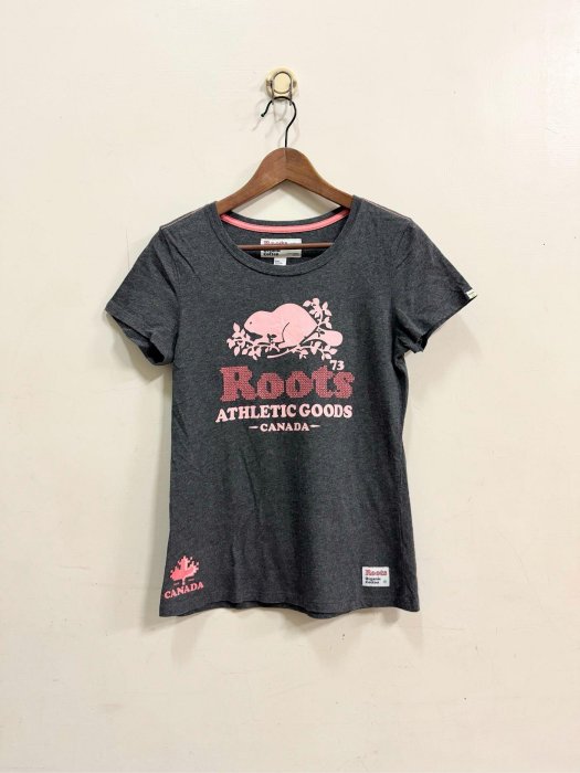 ROOTS 深灰粉色品牌LOGO字樣貼布造型純棉圓領短袖上衣 / M / H823