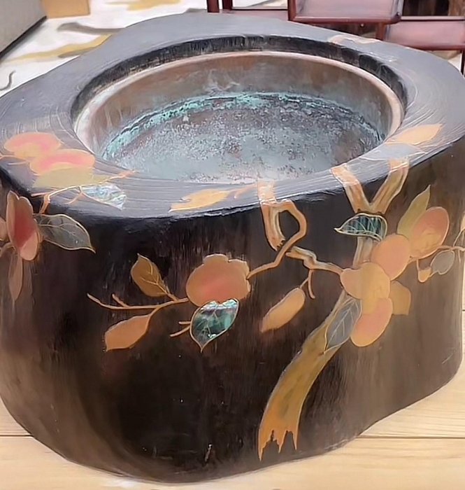 日本高肉厚金蒔繪隨形桐木火缽尺寸如圖所示。銅內膽、桐木整挖隨形。高