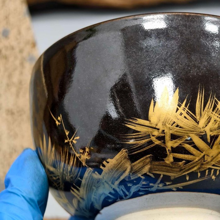 嚴選日本中古金蒔繪山水茶碗，黑釉描金工藝碗身，松樹與古剎紋飾，細節