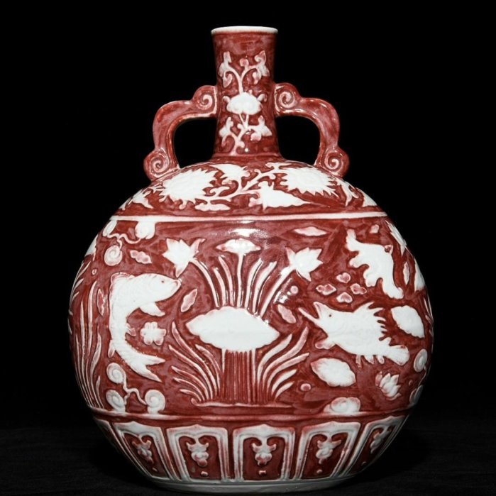 中国古玩 釉裏紅魚藻文大壺 高30cm 大型瓶 花器 壺 古陶磁 古美術 飾壺 元釉里紅浮雕魚藻紋雙耳扁瓶，高29.5cm直徑23cm，編號338587古玩收藏