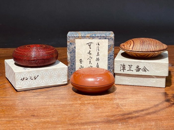 染付 景徳鎮 印盒 印合 香盒 香合 墨盒 蓋盒 粉盒 茶道具 書道品 時代物 10/30結標名家玉山作朱泥原木独楽塗香盒三件CCJ0361 –香道具火缽