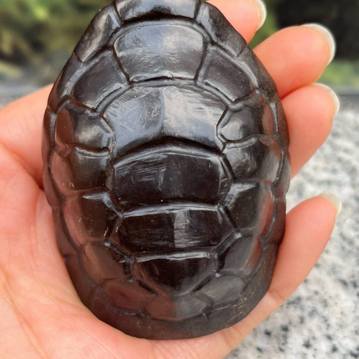 漢.和田玉富甲天下龜殼手把件整體呈龜殼形龜甲紋路清晰底部刻“富甲天下