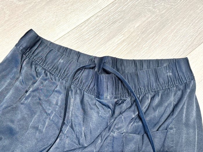 【UNIQLO U原廠精品】誰穿誰顯瘦！UNIQLO U全新吊牌已拆女用垂墜錐型褲，深海藍色，L號，僅此乙組